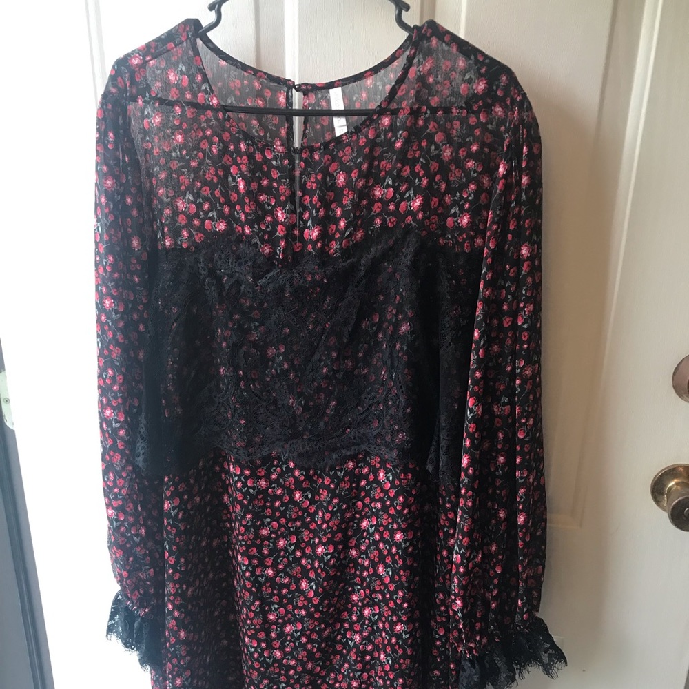 Floral print dress with lace detail